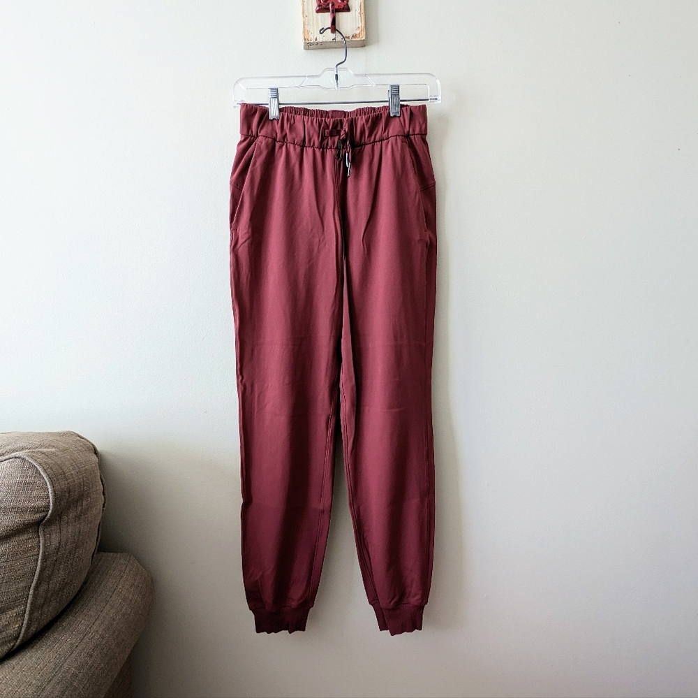 Lululemon On the Fly Jogger 28" *Luxtreme Savannah